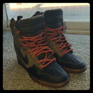 Women’s Nike sky hi 2.0 wedge in olive green